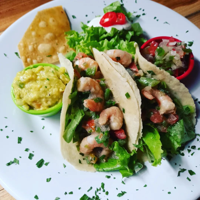 Desfrute da culinária mexicana e frutos do mar frescos em nosso restaurante bar, com um ambiente acolhedor e o famoso Caipirão de 900 ml.