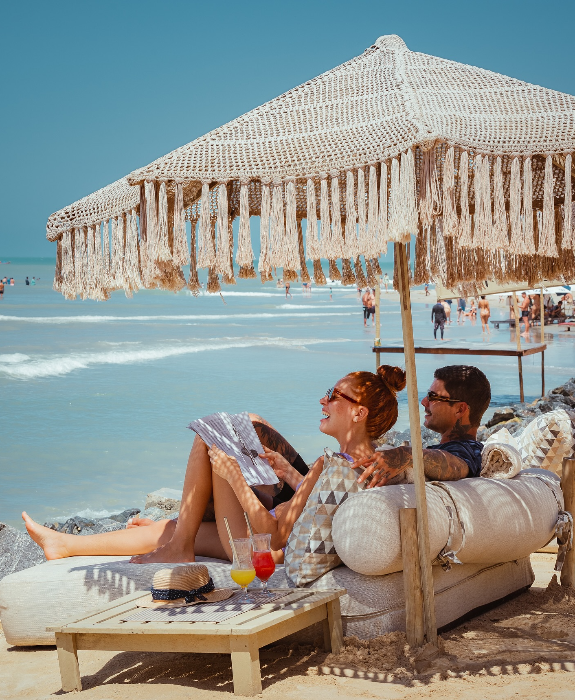 O Restaurante La Plage oferece uma experiência gastronômica deliciosa à beira-mar, combinando rústico e sofisticação.