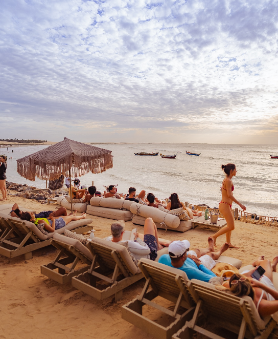 O Restaurante La Plage oferece uma experiência gastronômica deliciosa à beira-mar, combinando rústico e sofisticação.