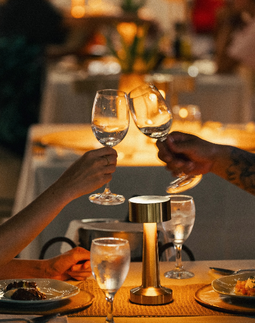 O Restaurante La Plage oferece uma experiência gastronômica deliciosa à beira-mar, combinando rústico e sofisticação.