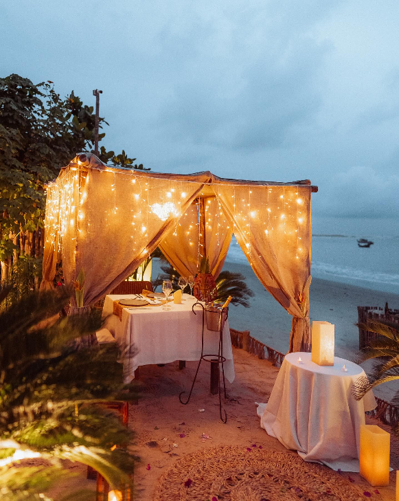 O Restaurante La Plage oferece uma experiência gastronômica deliciosa à beira-mar, combinando rústico e sofisticação.