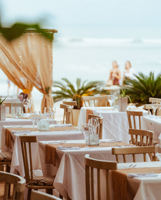 O Restaurante La Plage oferece uma experiência gastronômica deliciosa à beira-mar, combinando rústico e sofisticação.