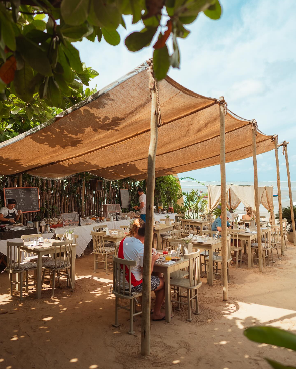 O Restaurante La Plage oferece uma experiência gastronômica deliciosa à beira-mar, combinando rústico e sofisticação.