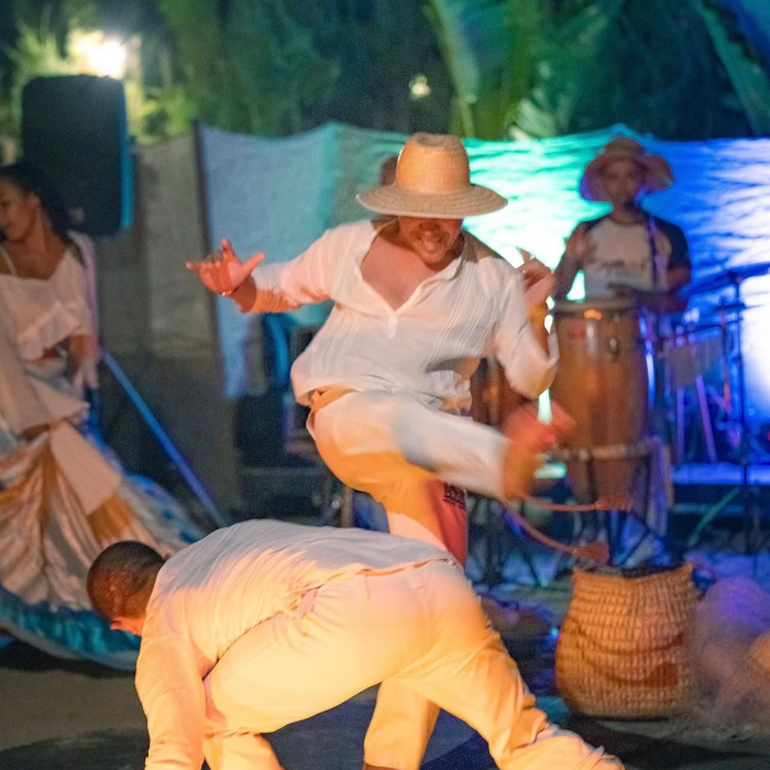 O Luau Casa na Praia ocorre tradicionalmente todas as segundas e quintas-feiras. O evento celebra a riqueza cultural de Jericoacoara com a apresentação temática do grupo Tribo Jeri. Nosso Luau inclui um jantar diversificado ( buffer gourmet) com mais de 17 opções de pratos.
Valido para segundas e quintas-feiras