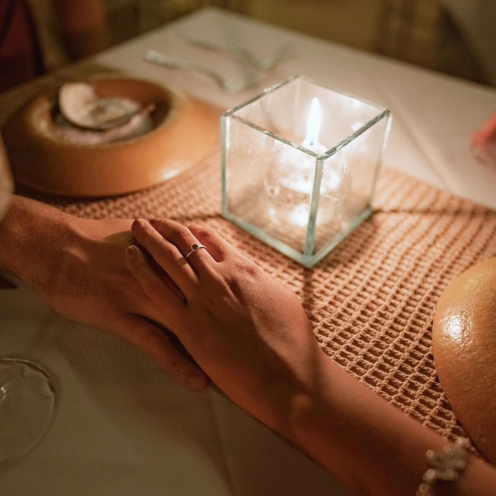 Nosso restaurante à beira mar oferece pratos a nível de alta gastronomia nacional. Poderão desfrutar de um menu primorosamente elaborado, com carnes, aves, frutos do mar e saladas orgânicas, preparados com ingredientes frescos e de qualidade, que oferecem uma sutileza de sabores inesquecíveis. Valido para as terças e quartas-feiras e sábados.