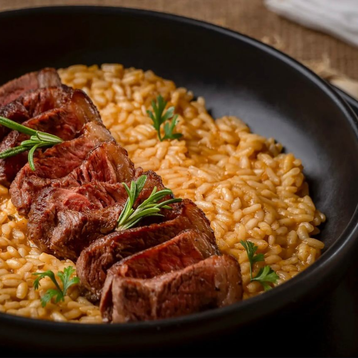 Nosso restaurante à beira mar oferece pratos a nível de alta gastronomia nacional. Poderão desfrutar de um menu primorosamente elaborado, com carnes, aves, frutos do mar e saladas orgânicas, preparados com ingredientes frescos e de qualidade, que oferecem uma sutileza de sabores inesquecíveis. Valido para as terças e quartas-feiras e sábados.