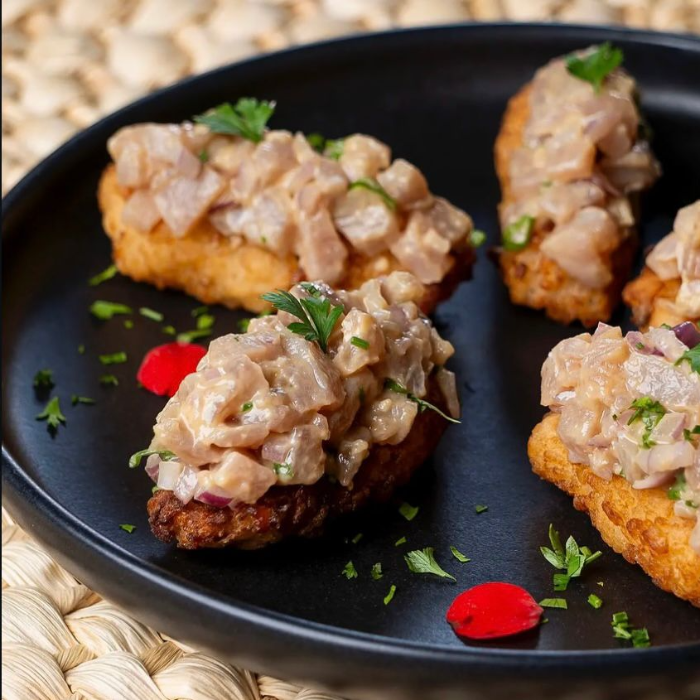 Nosso restaurante à beira mar oferece pratos a nível de alta gastronomia nacional. Poderão desfrutar de um menu primorosamente elaborado, com carnes, aves, frutos do mar e saladas orgânicas, preparados com ingredientes frescos e de qualidade, que oferecem uma sutileza de sabores inesquecíveis. Valido para as terças e quartas-feiras e sábados.