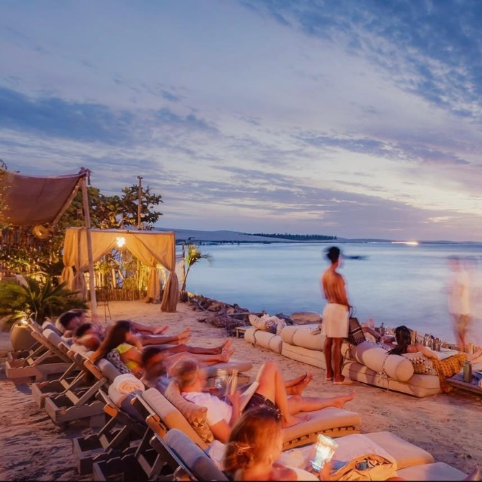 O Sunset Laplage, é o dia que tiramos para celebrar o por do sol com amigos e usufruir da nossa privilegiada vista frente ao mar ao som de grandes músicos. Valido para Sexta feira