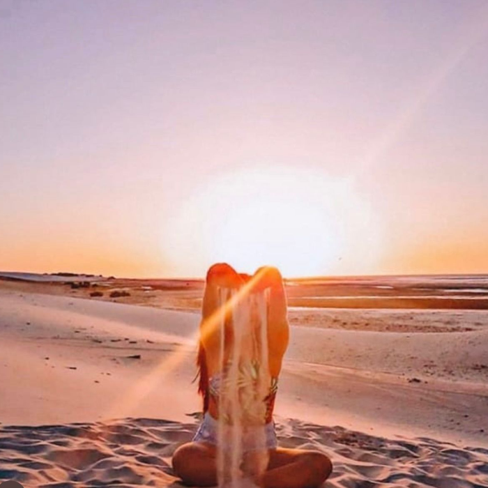 Compre 1 vaga no Passeio de Jardineira pelo Litoral Oeste de Jericoacoara e ganhe 2 vagas. Dunas do Parque Nacional, Travessia do Rio Guriú, Raízes Expostas do Guriú, Dunas de Tatajuba e Lago Grande.
