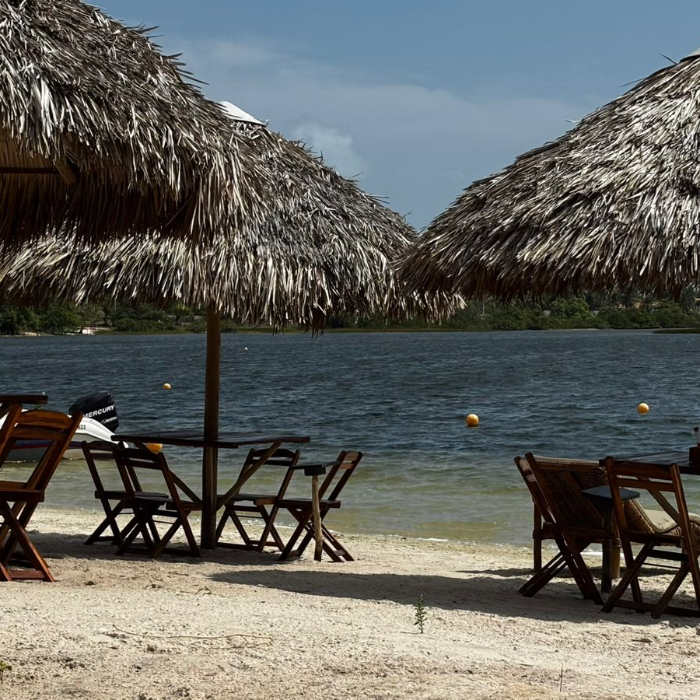 🌴 Beira D’Água – Little Beach 🌊
Um refúgio encantador no extremo leste de Jericoacoara, onde a natureza e a gastronomia se encontram à beira do paraíso.