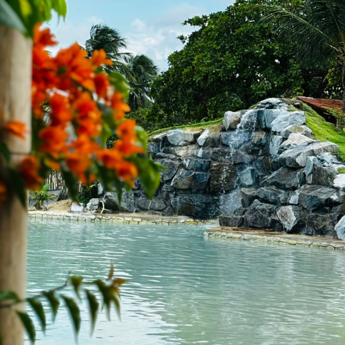 🌴 Beira D’Água – Little Beach 🌊
Um refúgio encantador no extremo leste de Jericoacoara, onde a natureza e a gastronomia se encontram à beira do paraíso.