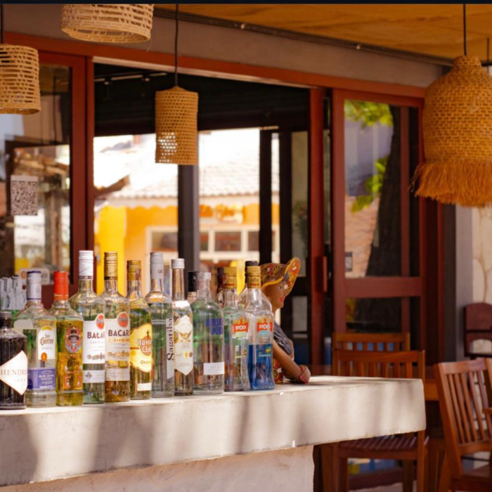 O Sal da Praia oferece um menu diversificado com pratos preparados com ingredientes frescos e locais que celebram a culinária regional