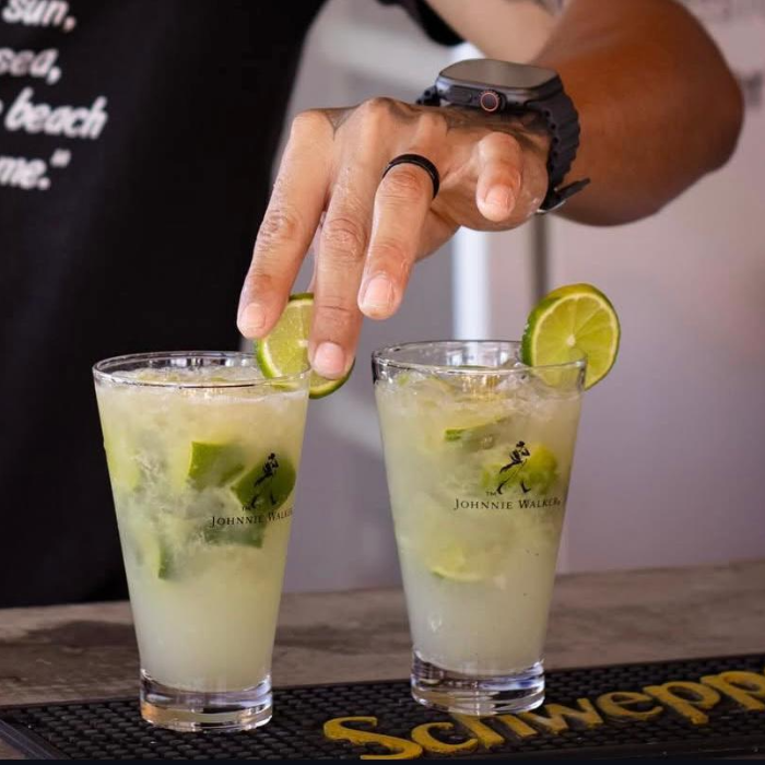 O Sal da Praia oferece um menu diversificado com pratos preparados com ingredientes frescos e locais que celebram a culinária regional