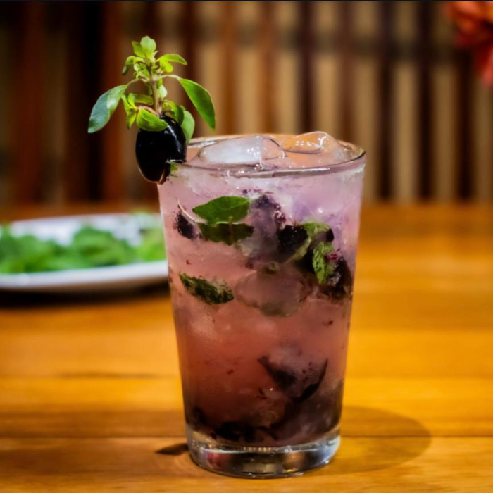 O Sal da Praia oferece um menu diversificado com pratos preparados com ingredientes frescos e locais que celebram a culinária regional