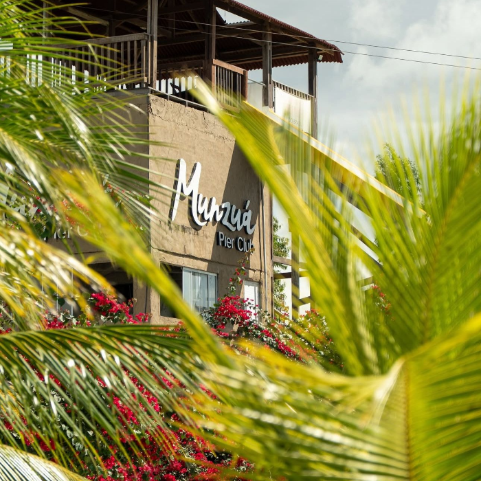 O Munzuá Pier Club é, na verdade, o charme de Jericoacoara situado à beira da lagoa. Ele oferece um ambiente super relax, mas cheio de estilo, perfeito para quem quer curtir a vibe da lagoa com uma pegada mais exclusiva. E nessa nova era, ele chega com tudo para criar experiências ainda mais incríveis, agora de frente para a tranquilidade das águas da lagoa.