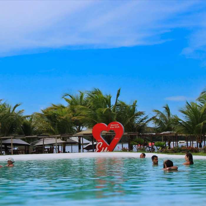 O Munzuá Pier Club é, na verdade, o charme de Jericoacoara situado à beira da lagoa. Ele oferece um ambiente super relax, mas cheio de estilo, perfeito para quem quer curtir a vibe da lagoa com uma pegada mais exclusiva. E nessa nova era, ele chega com tudo para criar experiências ainda mais incríveis, agora de frente para a tranquilidade das águas da lagoa.