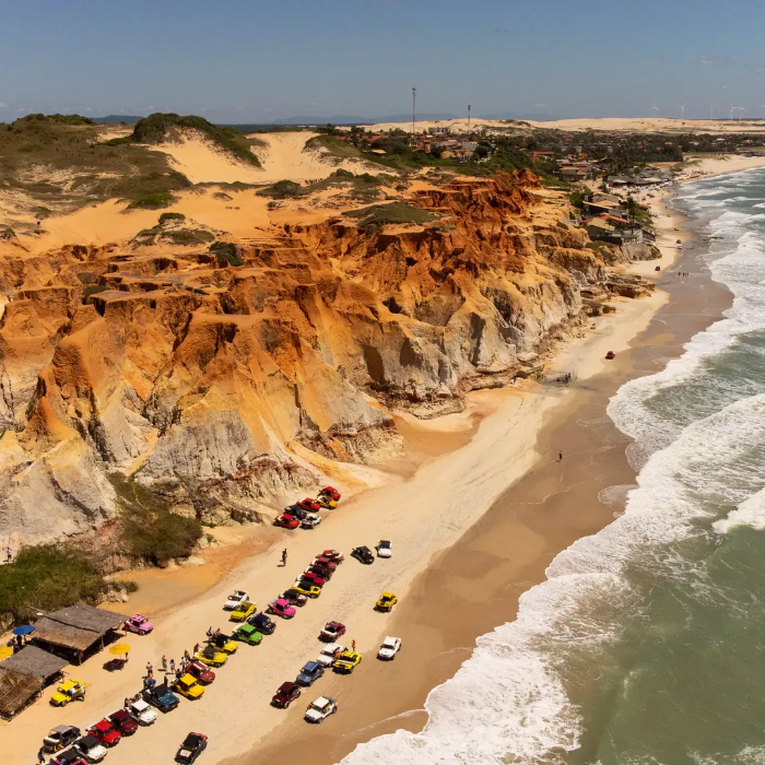 Cenários dignos de novela, grutas de água doce, labirintos naturais de falésias e uma diversidade de paisagens encantadoras te aguardam no litoral leste do Ceará.Esse é um dos passeios mais procurados por quem deseja conhecer o melhor das praias cearenses com praticidade, conforto e uma experiência cultural única.Durante um dia inteiro, você visitará três destinos incríveis: Morro Branco, Praia das Fontes e Canoa Quebrada. Tudo isso com saída pela manhã e retorno no fim da tarde, direto dos hotéis da orla de Fortaleza.
