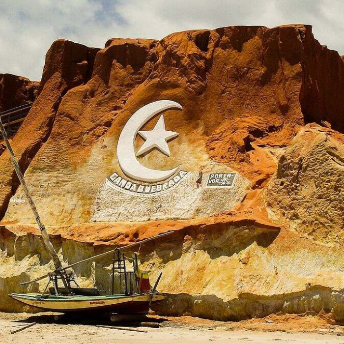 Cenários dignos de novela, grutas de água doce, labirintos naturais de falésias e uma diversidade de paisagens encantadoras te aguardam no litoral leste do Ceará.Esse é um dos passeios mais procurados por quem deseja conhecer o melhor das praias cearenses com praticidade, conforto e uma experiência cultural única.Durante um dia inteiro, você visitará três destinos incríveis: Morro Branco, Praia das Fontes e Canoa Quebrada. Tudo isso com saída pela manhã e retorno no fim da tarde, direto dos hotéis da orla de Fortaleza.