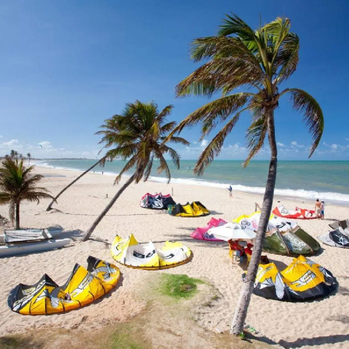 Prepare-se para um dia cheio de emoção e paisagens inesquecíveis! A apenas 35 km de Fortaleza, a Praia do Cumbuco é o destino perfeito para quem busca aventura, lazer e contato com a natureza.