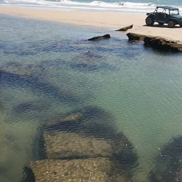 A apenas 60 km de Fortaleza, a Praia de Águas Belas faz jus ao nome que carrega: é simplesmente deslumbrante. Sabe o que acontece quando o rio encontra o mar no Ceará? Eles se abraçam e formam piscinas naturais incríveis, criando um cenário digno de cartão-postal