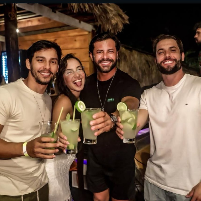 Descubra o Bar.co Jeri, o seu destino imperdível no coração de Jericoacoara! Localizado na rua principal e com um visual encantador em formato de barco, o Bar.co Jeri é o ponto de encontro perfeito para quem busca boa música, drinks incríveis e uma atmosfera vibrante. Aqui você pode saborear caipirinhas caprichadas enquanto curte noites animadas com reggae ao vivo ou sets de DJs.