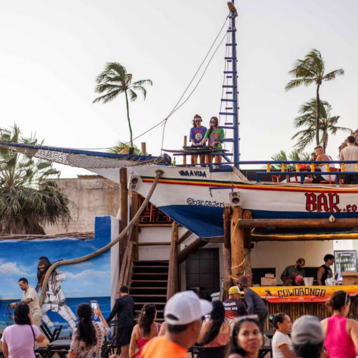 Descubra o Bar.co Jeri, o seu destino imperdível no coração de Jericoacoara! Localizado na rua principal e com um visual encantador em formato de barco, o Bar.co Jeri é o ponto de encontro perfeito para quem busca boa música, drinks incríveis e uma atmosfera vibrante. Aqui você pode saborear caipirinhas caprichadas enquanto curte noites animadas com reggae ao vivo ou sets de DJs.