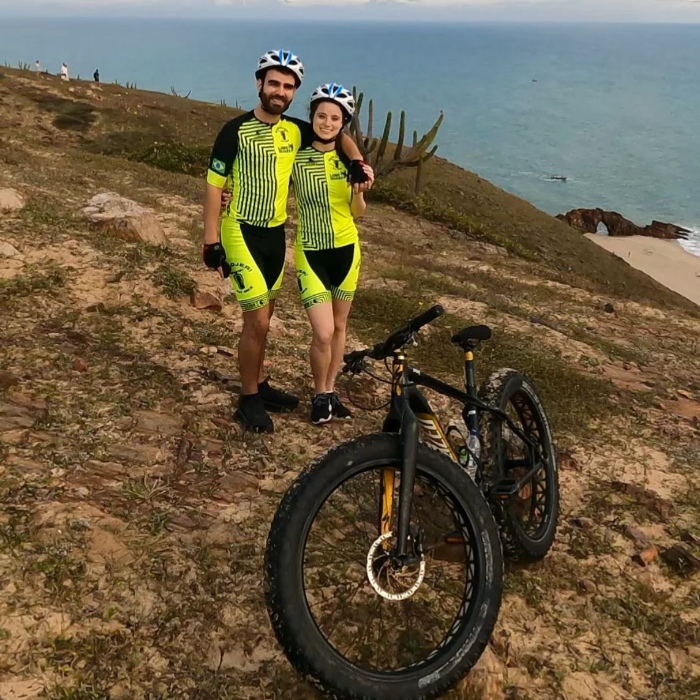 Descubra Jericoacoara de um jeito diferente com a Ciclo Jeri! Especializada em passeios de fatbike, a empresa leva você a explorar as dunas, o Serrote e a icônica Pedra Furada de uma forma divertida e ecológica. Pedale por paisagens deslumbrantes e sinta a liberdade de conhecer Jeri sob duas rodas, aproveitando cada momento dessa experiência inesquecível.
