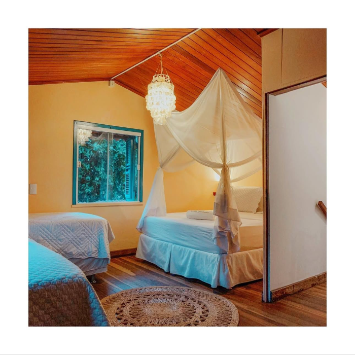 Linda e charmosa, a Pousada Carioca fica na Rua São Francisco, no coração de Jeri. Um refúgio acolhedor com clima de casa, piscina, café da manhã delicioso e atendimento cheio de carinho. Perto de tudo, mas com a tranquilidade perfeita pra relaxar e aproveitar o melhor da vila. 🌴✨