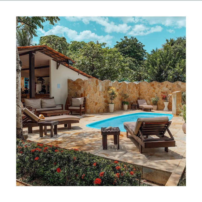 Linda e charmosa, a Pousada Carioca fica na Rua São Francisco, no coração de Jeri. Um refúgio acolhedor com clima de casa, piscina, café da manhã delicioso e atendimento cheio de carinho. Perto de tudo, mas com a tranquilidade perfeita pra relaxar e aproveitar o melhor da vila. 🌴✨