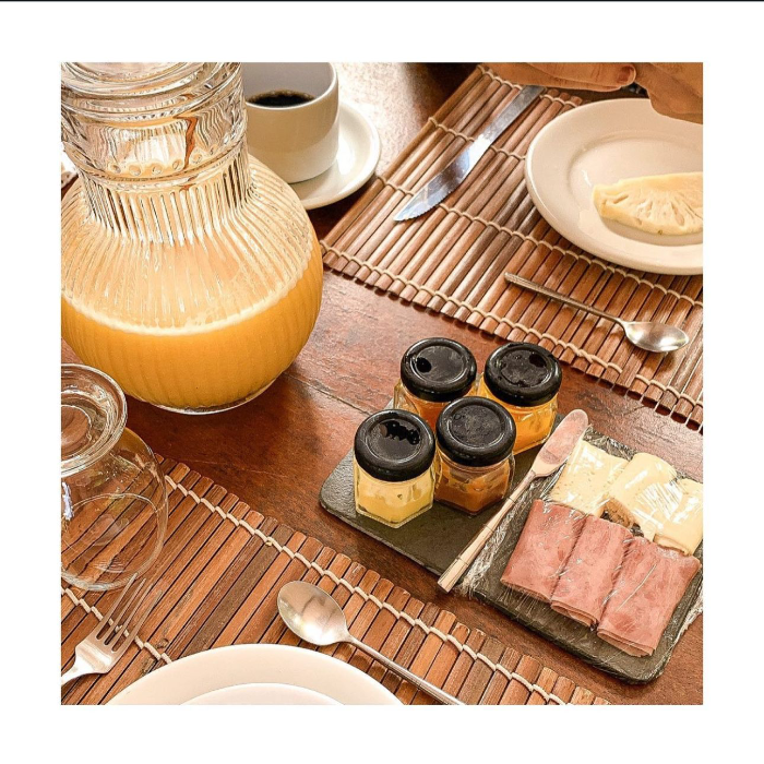 Linda e charmosa, a Pousada Carioca fica na Rua São Francisco, no coração de Jeri. Um refúgio acolhedor com clima de casa, piscina, café da manhã delicioso e atendimento cheio de carinho. Perto de tudo, mas com a tranquilidade perfeita pra relaxar e aproveitar o melhor da vila. 🌴✨