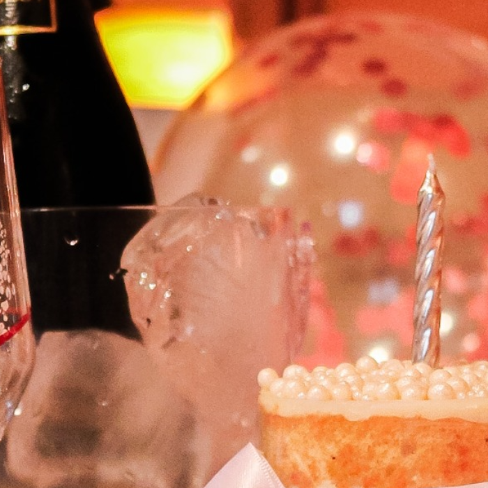 🌿✨ Chalé Poncho Serrano – um refúgio para dois ✨🌿

Pensado com todo carinho para receber casais, nosso chalé é um refúgio de conforto e romantismo 💖. Aqui, cada detalhe convida a viver momentos únicos a dois: o calor da lareira 🔥, o sabor de um bom vinho 🍷, uma música suave ao fundo 🎶 e o silêncio da natureza que envolve e acalma 🌙.

O ambiente foi projetado para que vocês se desconectem do mundo e se conectem entre si 💞. Pela manhã, é possível desfrutar de um delicioso café da manhã ☕🥐 — um serviço à parte, preparado com todo amor pela proprietária, com produtos frescos e produzidos no local 🍓🍯.

Um convite para viver o simples, o bonito e o essencial: o amor 💫.