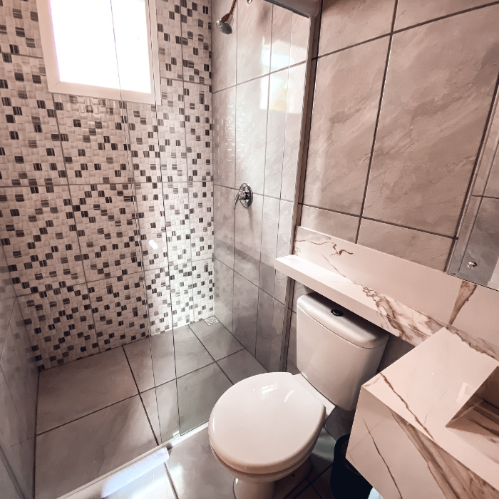 🌿✨ Chalé Poncho Serrano – um refúgio para dois ✨🌿

Pensado com todo carinho para receber casais, nosso chalé é um refúgio de conforto e romantismo 💖. Aqui, cada detalhe convida a viver momentos únicos a dois: o calor da lareira 🔥, o sabor de um bom vinho 🍷, uma música suave ao fundo 🎶 e o silêncio da natureza que envolve e acalma 🌙.

O ambiente foi projetado para que vocês se desconectem do mundo e se conectem entre si 💞. Pela manhã, é possível desfrutar de um delicioso café da manhã ☕🥐 — um serviço à parte, preparado com todo amor pela proprietária, com produtos frescos e produzidos no local 🍓🍯.

Um convite para viver o simples, o bonito e o essencial: o amor 💫.