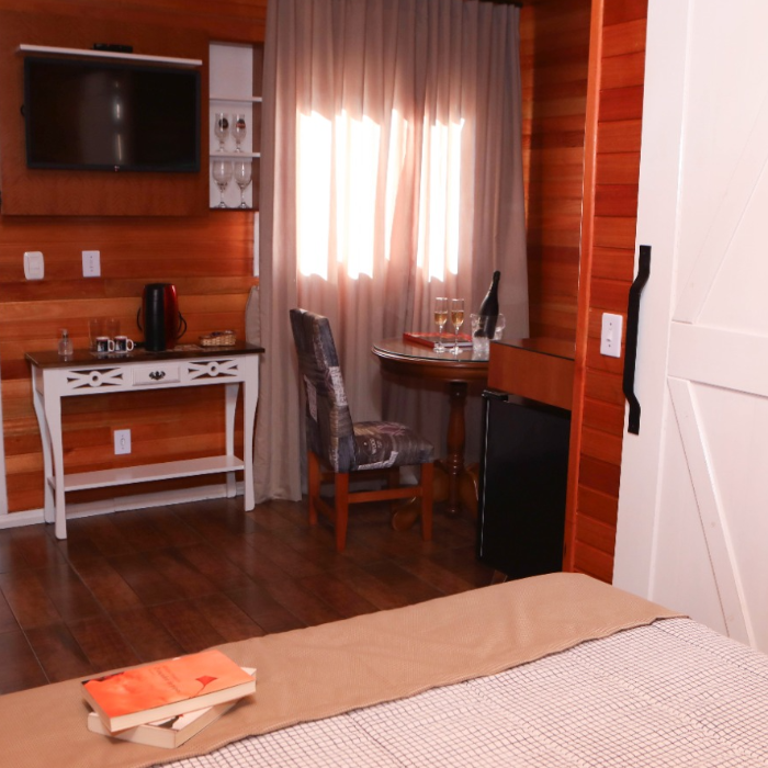 🌿✨ Chalé Poncho Serrano – um refúgio para dois ✨🌿

Pensado com todo carinho para receber casais, nosso chalé é um refúgio de conforto e romantismo 💖. Aqui, cada detalhe convida a viver momentos únicos a dois: o calor da lareira 🔥, o sabor de um bom vinho 🍷, uma música suave ao fundo 🎶 e o silêncio da natureza que envolve e acalma 🌙.

O ambiente foi projetado para que vocês se desconectem do mundo e se conectem entre si 💞. Pela manhã, é possível desfrutar de um delicioso café da manhã ☕🥐 — um serviço à parte, preparado com todo amor pela proprietária, com produtos frescos e produzidos no local 🍓🍯.

Um convite para viver o simples, o bonito e o essencial: o amor 💫.