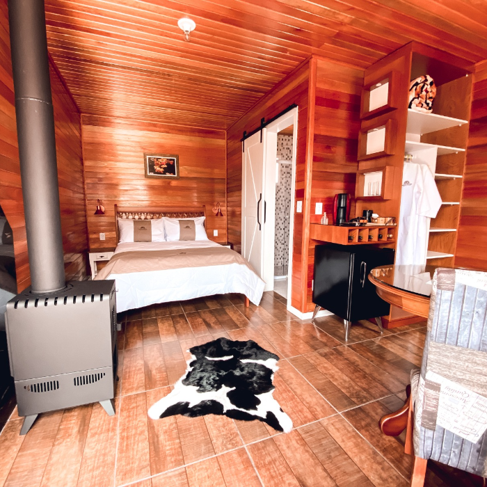 🌿✨ Chalé Poncho Serrano – um refúgio para dois ✨🌿

Pensado com todo carinho para receber casais, nosso chalé é um refúgio de conforto e romantismo 💖. Aqui, cada detalhe convida a viver momentos únicos a dois: o calor da lareira 🔥, o sabor de um bom vinho 🍷, uma música suave ao fundo 🎶 e o silêncio da natureza que envolve e acalma 🌙.

O ambiente foi projetado para que vocês se desconectem do mundo e se conectem entre si 💞. Pela manhã, é possível desfrutar de um delicioso café da manhã ☕🥐 — um serviço à parte, preparado com todo amor pela proprietária, com produtos frescos e produzidos no local 🍓🍯.

Um convite para viver o simples, o bonito e o essencial: o amor 💫.