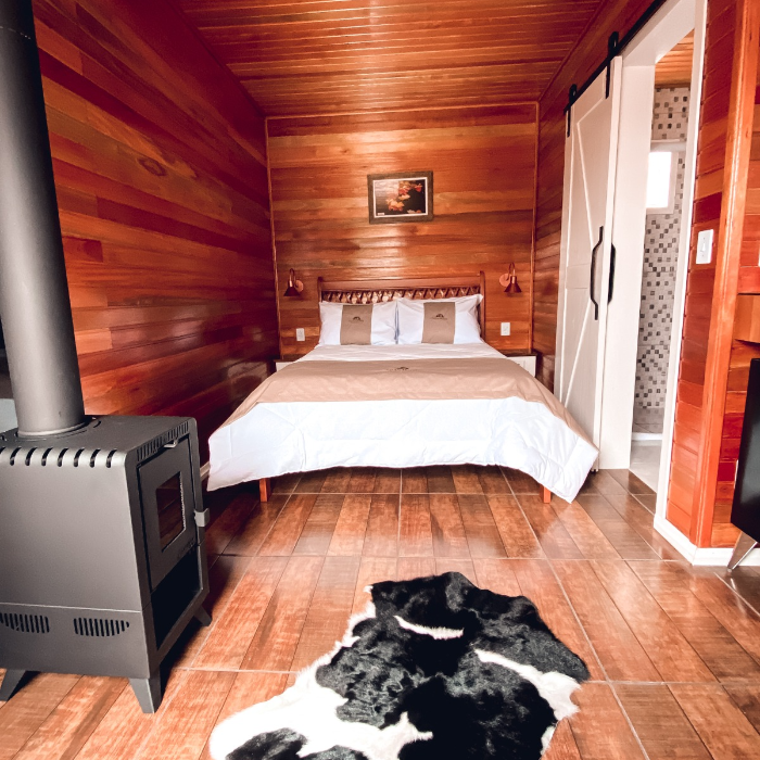 🌿✨ Chalé Poncho Serrano – um refúgio para dois ✨🌿

Pensado com todo carinho para receber casais, nosso chalé é um refúgio de conforto e romantismo 💖. Aqui, cada detalhe convida a viver momentos únicos a dois: o calor da lareira 🔥, o sabor de um bom vinho 🍷, uma música suave ao fundo 🎶 e o silêncio da natureza que envolve e acalma 🌙.

O ambiente foi projetado para que vocês se desconectem do mundo e se conectem entre si 💞. Pela manhã, é possível desfrutar de um delicioso café da manhã ☕🥐 — um serviço à parte, preparado com todo amor pela proprietária, com produtos frescos e produzidos no local 🍓🍯.

Um convite para viver o simples, o bonito e o essencial: o amor 💫.