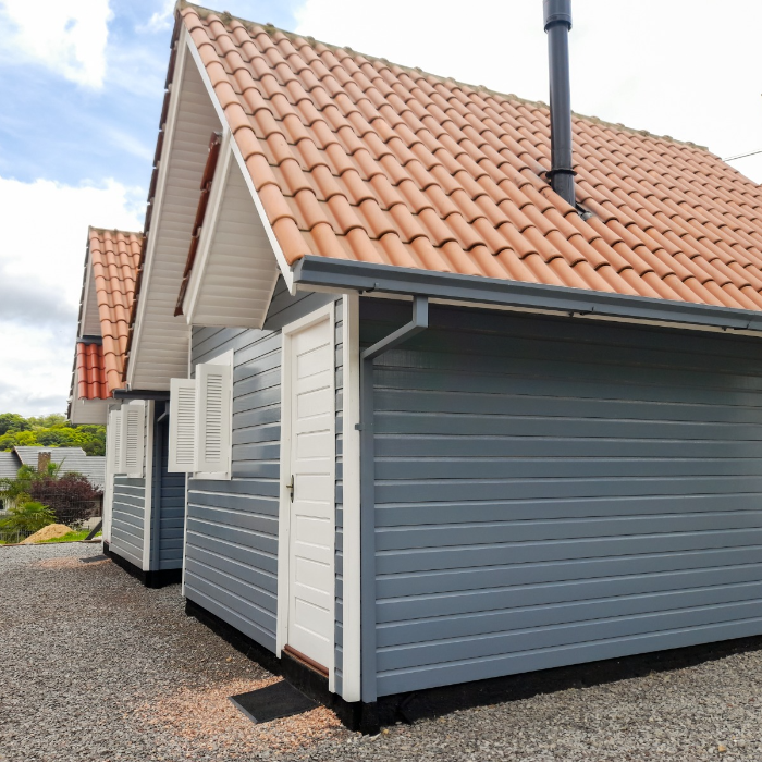 🌿✨ Chalé Poncho Serrano – um refúgio para dois ✨🌿

Pensado com todo carinho para receber casais, nosso chalé é um refúgio de conforto e romantismo 💖. Aqui, cada detalhe convida a viver momentos únicos a dois: o calor da lareira 🔥, o sabor de um bom vinho 🍷, uma música suave ao fundo 🎶 e o silêncio da natureza que envolve e acalma 🌙.

O ambiente foi projetado para que vocês se desconectem do mundo e se conectem entre si 💞. Pela manhã, é possível desfrutar de um delicioso café da manhã ☕🥐 — um serviço à parte, preparado com todo amor pela proprietária, com produtos frescos e produzidos no local 🍓🍯.

Um convite para viver o simples, o bonito e o essencial: o amor 💫.