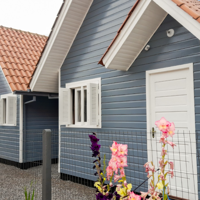 🌿✨ Chalé Poncho Serrano – um refúgio para dois ✨🌿

Pensado com todo carinho para receber casais, nosso chalé é um refúgio de conforto e romantismo 💖. Aqui, cada detalhe convida a viver momentos únicos a dois: o calor da lareira 🔥, o sabor de um bom vinho 🍷, uma música suave ao fundo 🎶 e o silêncio da natureza que envolve e acalma 🌙.

O ambiente foi projetado para que vocês se desconectem do mundo e se conectem entre si 💞. Pela manhã, é possível desfrutar de um delicioso café da manhã ☕🥐 — um serviço à parte, preparado com todo amor pela proprietária, com produtos frescos e produzidos no local 🍓🍯.

Um convite para viver o simples, o bonito e o essencial: o amor 💫.