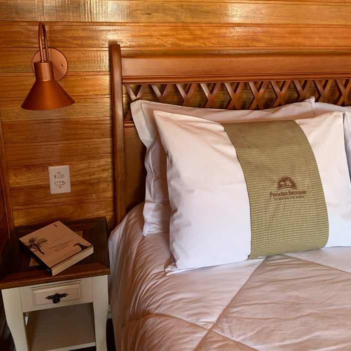 🌿✨ Chalé Poncho Serrano – um refúgio para dois ✨🌿

Pensado com todo carinho para receber casais, nosso chalé é um refúgio de conforto e romantismo 💖. Aqui, cada detalhe convida a viver momentos únicos a dois: o calor da lareira 🔥, o sabor de um bom vinho 🍷, uma música suave ao fundo 🎶 e o silêncio da natureza que envolve e acalma 🌙.

O ambiente foi projetado para que vocês se desconectem do mundo e se conectem entre si 💞. Pela manhã, é possível desfrutar de um delicioso café da manhã ☕🥐 — um serviço à parte, preparado com todo amor pela proprietária, com produtos frescos e produzidos no local 🍓🍯.

Um convite para viver o simples, o bonito e o essencial: o amor 💫.