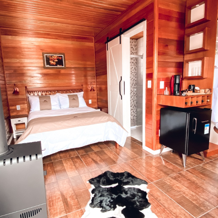 🌿✨ Chalé Poncho Serrano – um refúgio para dois ✨🌿

Pensado com todo carinho para receber casais, nosso chalé é um refúgio de conforto e romantismo 💖. Aqui, cada detalhe convida a viver momentos únicos a dois: o calor da lareira 🔥, o sabor de um bom vinho 🍷, uma música suave ao fundo 🎶 e o silêncio da natureza que envolve e acalma 🌙.

O ambiente foi projetado para que vocês se desconectem do mundo e se conectem entre si 💞. Pela manhã, é possível desfrutar de um delicioso café da manhã ☕🥐 — um serviço à parte, preparado com todo amor pela proprietária, com produtos frescos e produzidos no local 🍓🍯.

Um convite para viver o simples, o bonito e o essencial: o amor 💫.