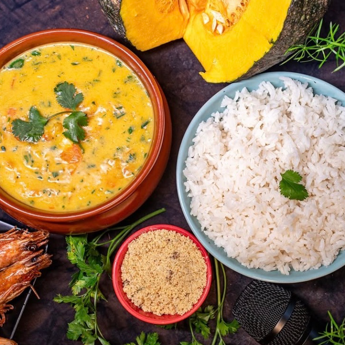 No Sarau, a gastronomia é servida
com trilha sonora.
Entre aromas, texturas e sabores autorais, cada prato é uma obra que se completa ao som de jazz, blues, samba e brasilidade. Localizada no coração do centro histórico.