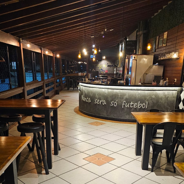 Mais do que um lanche, o Society serve experiências. Com receitas exclusivas, combinações ousadas e ingredientes selecionados, cada detalhe é pensado para surpreender seu paladar. Além do delivery, oferecemos ambientes acolhedores, perfeitos para reunir a família e os amigos, celebrar bons momentos e criar memórias em torno da mesa. “Nunca será só Futebol!"