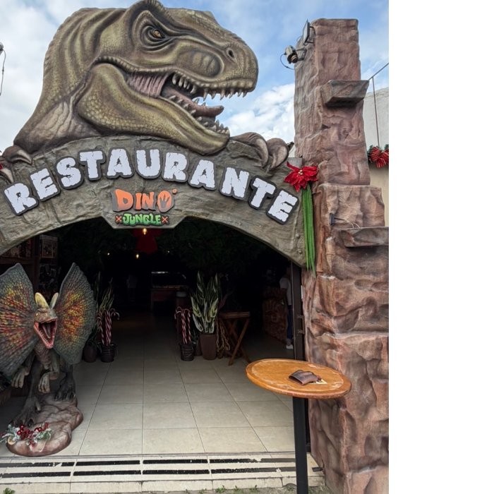 🌴 Dino Jungle – Sabor de Paraty a Poucos metros do Centro Histórico

Localizado próximo ao charmoso Centro Histórico de Paraty, o Dino Jungle é o lugar ideal para quem busca comida de verdade, bem servida e com aquele toque caseiro que lembra cozinha de família.

Durante o dia, o restaurante oferece uma grande variedade de pratos feitos, sempre frescos: peixes, moquecas, camarão, molho de camarão, bife acebolado e opções tradicionais do dia a dia, tudo preparado com tempero equilibrado e saboroso.

À noite, o Dino Jungle se transforma em um point gastronômico descontraído, com hambúrgueres artesanais, opções especiais com influências da casa, além de preparos quentinhos como yakisoba e lámen, perfeitos para encerrar o dia com conforto.

O ambiente é acolhedor, convidativo e pensado para receber tanto viajantes quanto moradores que procuram boa comida, preço justo e atendimento que faz você se sentir à vontade.

Dino Jungle – a pausa saborosa que faz sua experiência em Paraty ainda melhor.