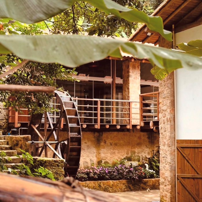 No Alambique Praiano, o tempo passa devagar. A brisa do mar encontra o aroma da cana e cada destilado carrega um pedacinho do litoral.