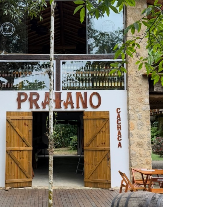 No Alambique Praiano, o tempo passa devagar. A brisa do mar encontra o aroma da cana e cada destilado carrega um pedacinho do litoral.