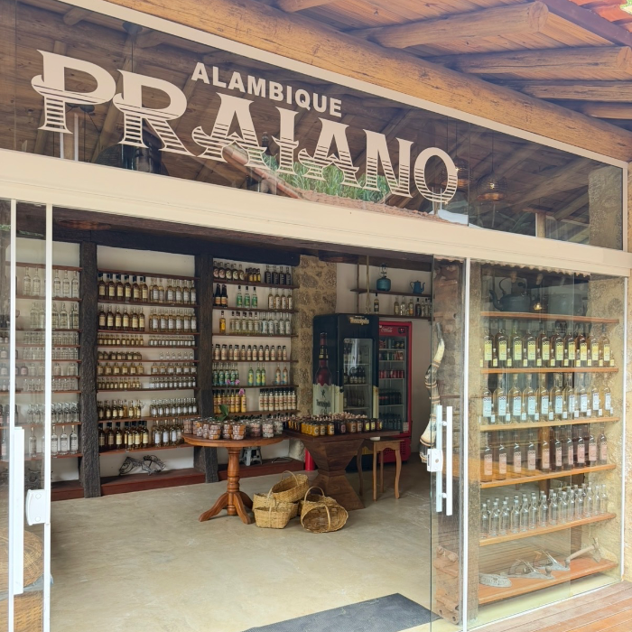 No Alambique Praiano, o tempo passa devagar. A brisa do mar encontra o aroma da cana e cada destilado carrega um pedacinho do litoral.