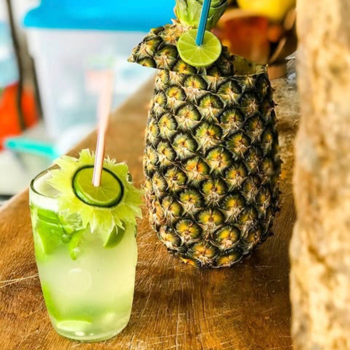 Situada na paradisíaca praia de Tatajuba, em Camocim - CE, a Barraca do Robério oferece uma experiência gastronômica única com seu exclusivo cardápio ao vivo. Especializado em frutos do mar, o restaurante combina o frescor dos ingredientes locais com sabores diferentes e deliciosos, sendo o refúgio perfeito para quem deseja saborear o melhor da culinária cearense,