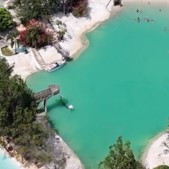 Um lugar perfeito para passar o dia com a família e amigos!
Aqui você encontra restaurante, bar, piscina e tirolesa, tudo em um só espaço para aproveitar momentos inesquecíveis.