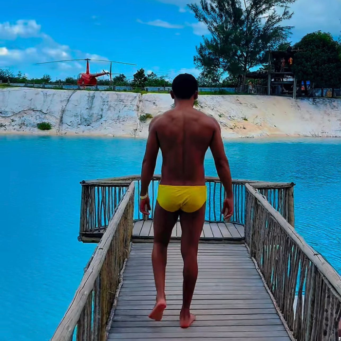 Um lugar perfeito para passar o dia com a família e amigos!
Aqui você encontra restaurante, bar, piscina e tirolesa, tudo em um só espaço para aproveitar momentos inesquecíveis.