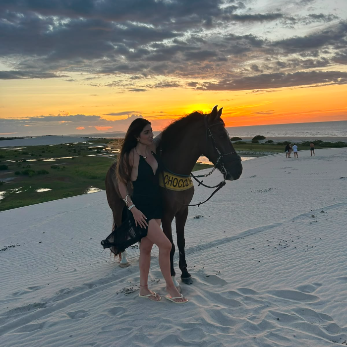 O passeio a cavalo nas dunas da praia da barrinha sem dúvidas é uma das experiências mais marcantes da região de Jericoacoara, animais super bem cuidados te levam por dunas, lagoas e paisagens de tirar o fôlego,  nossos guias acompanham todo o passeio registrando com fotos e vídeos sensacionais
