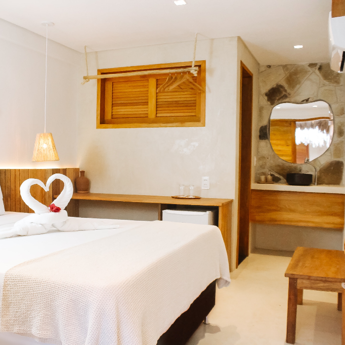 A Pousada Vila de Pedra oferece uma experiência acolhedora e autêntica no coração de Jericoacoara, unindo conforto, localização privilegiada e o charme da vila. Um refúgio pensado para quem valoriza viver Jeri de forma leve, prática e com atenção aos detalhes.